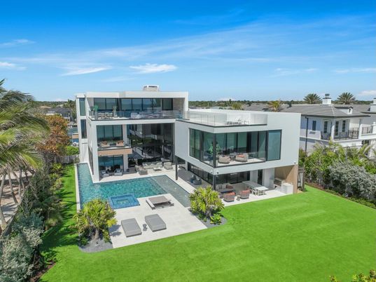 Backyard, Exterior, Facade, Modern