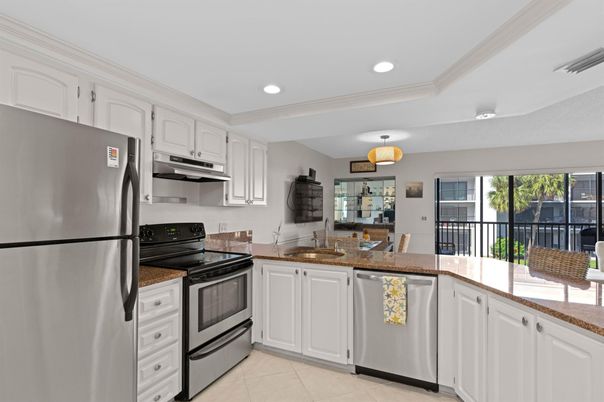 Dining room, Interior, Kitchen, Recessed Lighting, Stainless Steel Appliances