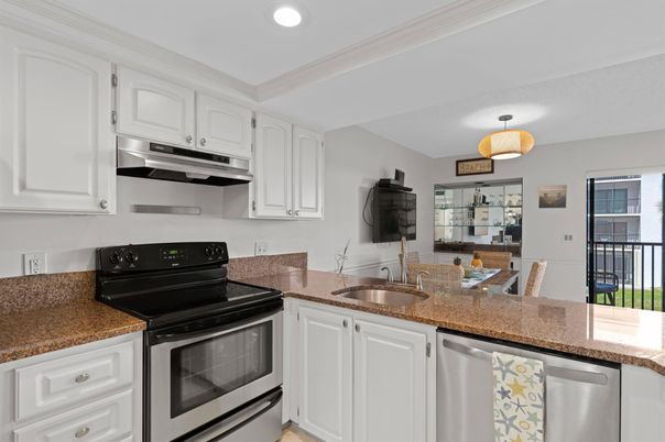 Dining room, Interior, Kitchen, Recessed Lighting, Stainless Steel Appliances