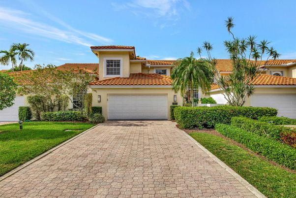 Attached, Exterior, Facade, Mediterranean