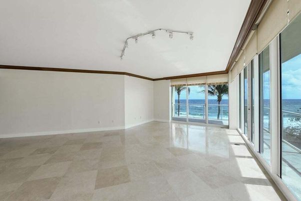 Empty room, Interior, Water