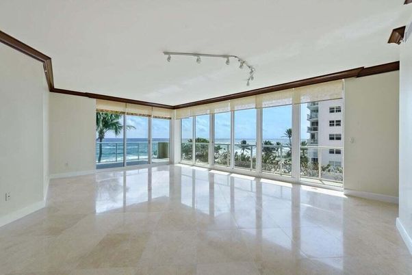 Empty room, Interior, Water