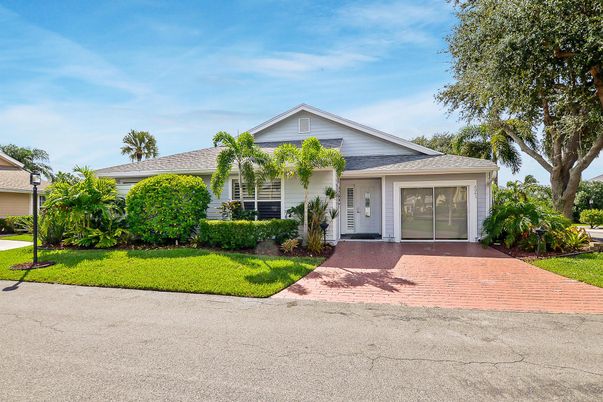 Attached, Exterior, Facade, Ranch