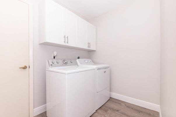Interior, Washer, Wood Texture Flooring