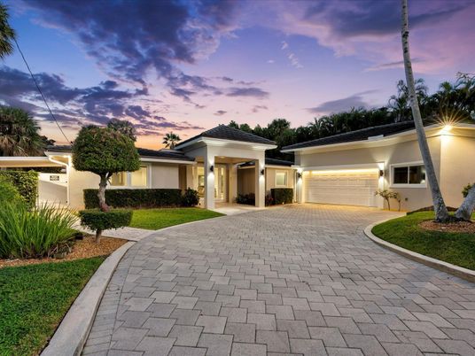 Attached, Exterior, Facade, Ranch
