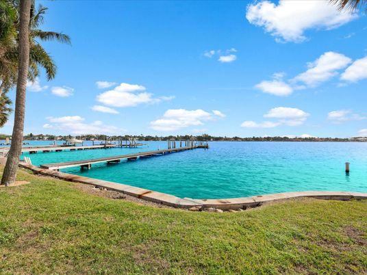 Exterior, Lake