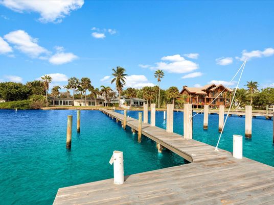 Exterior, Lake
