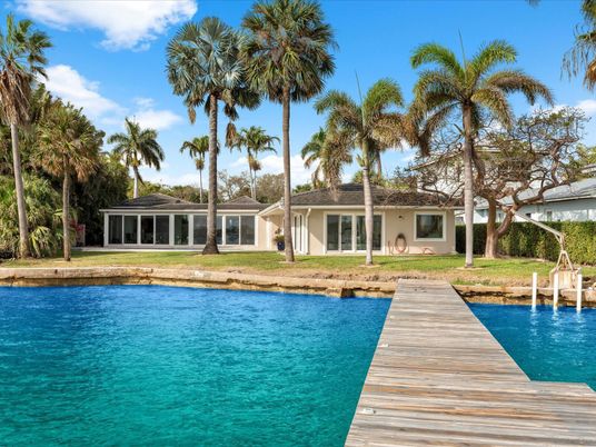 Exterior, Lake