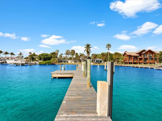 Exterior, Lake