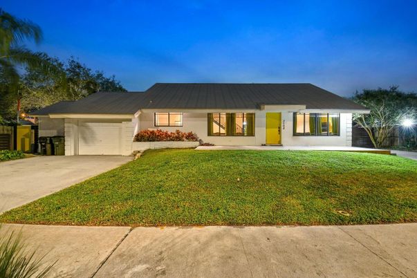 Attached, Exterior, Facade, Ranch