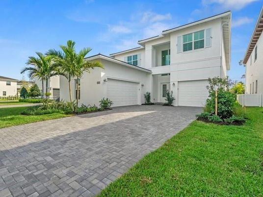 Attached, Backyard, Exterior, Facade, Modern