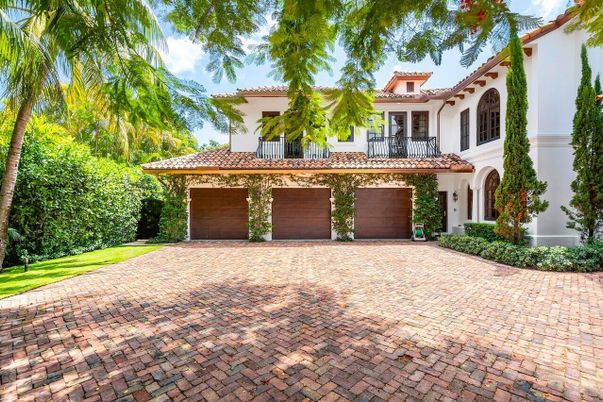 Attached, Exterior, Facade, Mediterranean