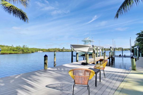 Exterior, Lake