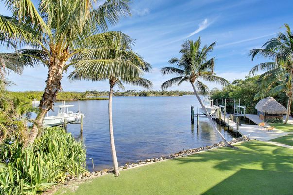Exterior, Lake
