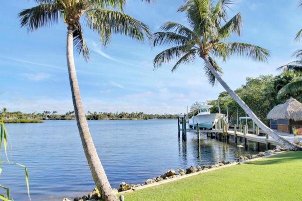 Exterior, Lake