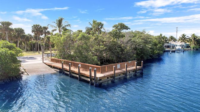 Exterior, Lake