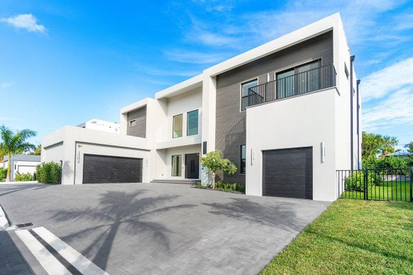 Attached, Exterior, Facade, Modern
