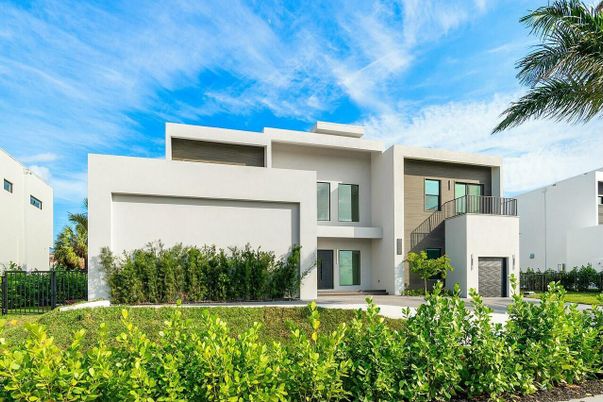 Backyard, Exterior, Facade, Modern