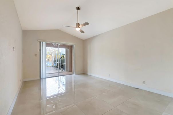 Empty room, Interior