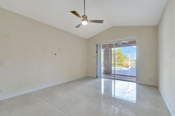 Empty room, Interior