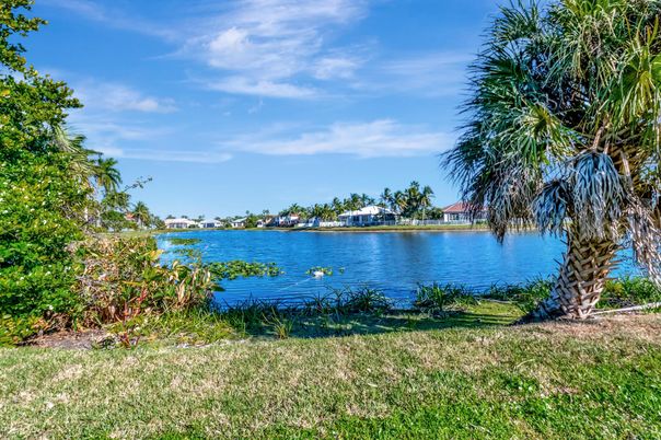 Exterior, Lake