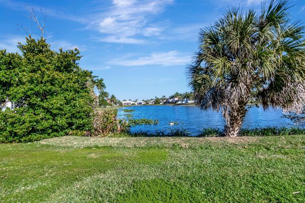 Exterior, Lake
