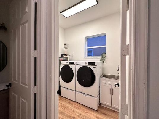 Interior, Washer, Wood Texture Flooring