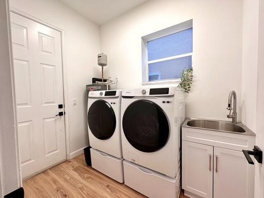 Interior, Washer, Wood Texture Flooring