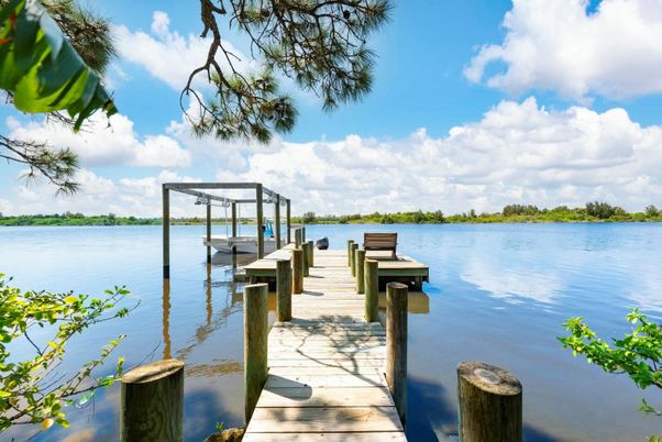 Exterior, Lake