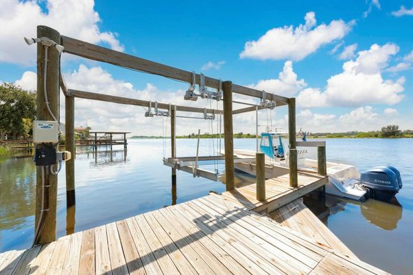 Exterior, Lake