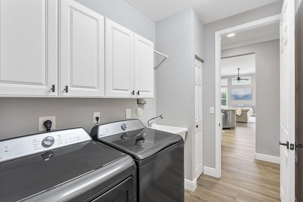 Interior, Recessed Lighting, Washer, Wood Texture Flooring