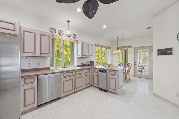 Dining room, Interior, Kitchen, Pendant Lights, Recessed Lighting, Stainless Steel Appliances