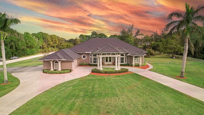 Backyard, Exterior, Facade, Ranch