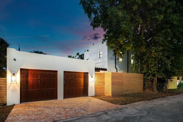 Attached, Exterior, Facade, Modern