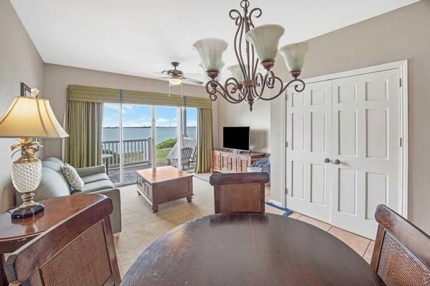 Chandelier, Interior, Living room