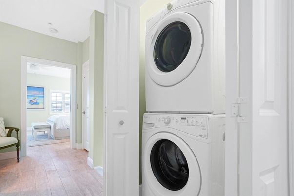 Bedroom, Interior, Utility Closets, Washer, Wood Texture Flooring