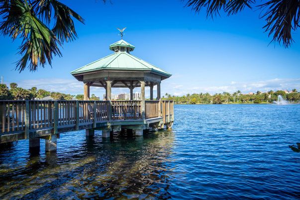 Exterior, Lake