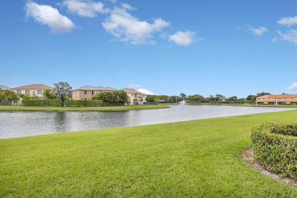 Exterior, Lake