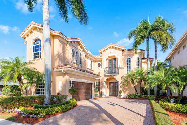 Attached, Exterior, Facade, Mediterranean