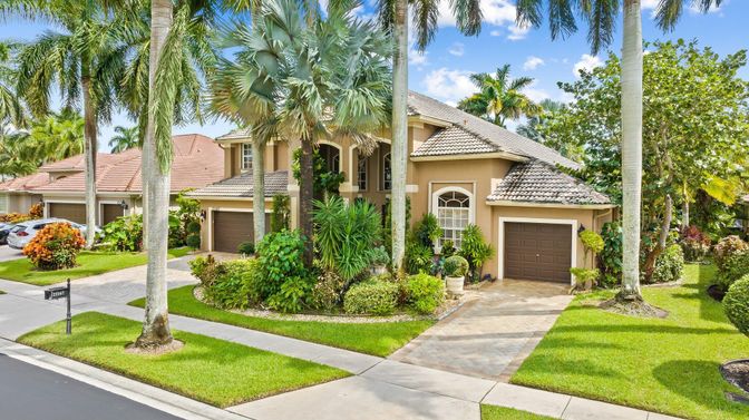 Attached, Exterior, Facade, Mediterranean