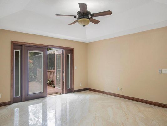 Empty room, Interior