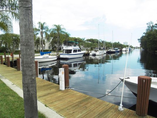 Exterior, Lake