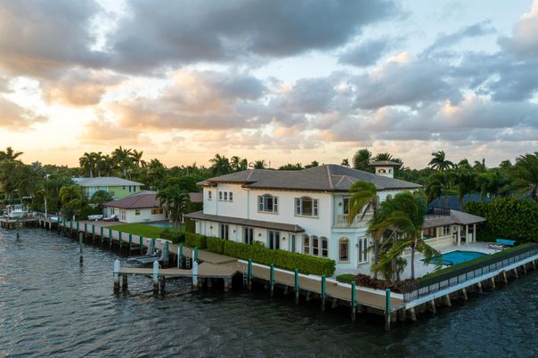 Exterior, Lake