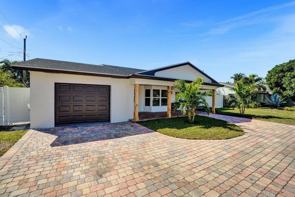 Attached, Exterior, Facade, Ranch