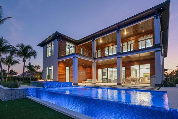 Exterior, Facade, Pool, Modern