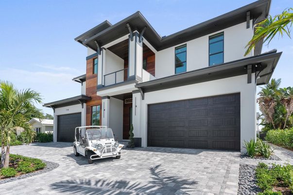 Attached, Exterior, Facade, Modern
