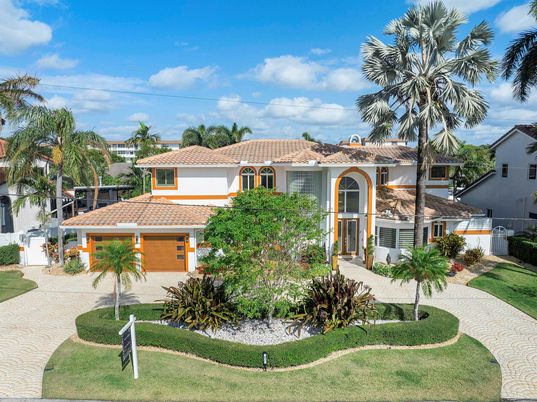 Attached, Exterior, Facade, Mediterranean