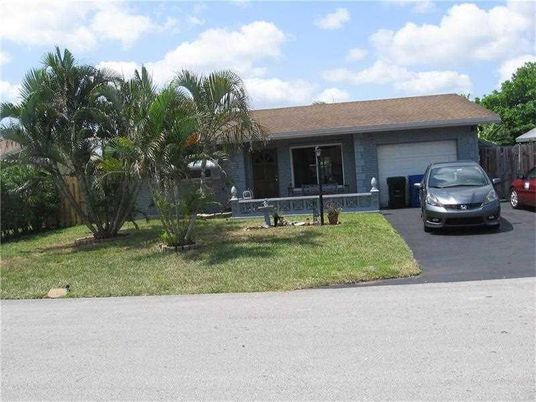 Attached, Exterior, Facade, Ranch