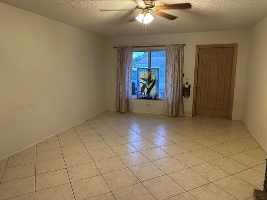 Empty room, Interior