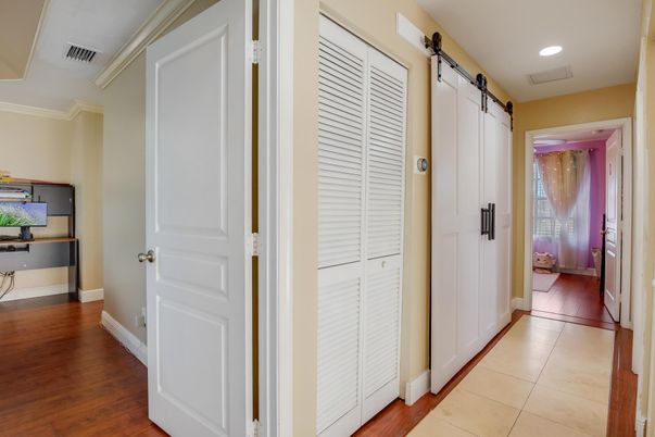 Interior, Recessed Lighting, Wood Texture Flooring